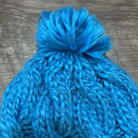 Coal blue knitted beanie with puff ball - Picture 3 of 6